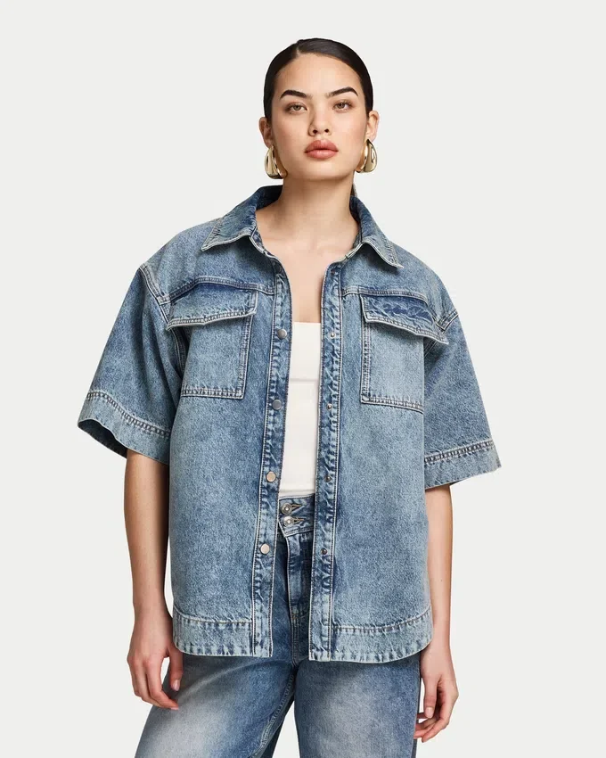 Camicia da donna in denim a pantaloncini con maniche corte Camicia da donna in denim a pantaloncini con maniche corte