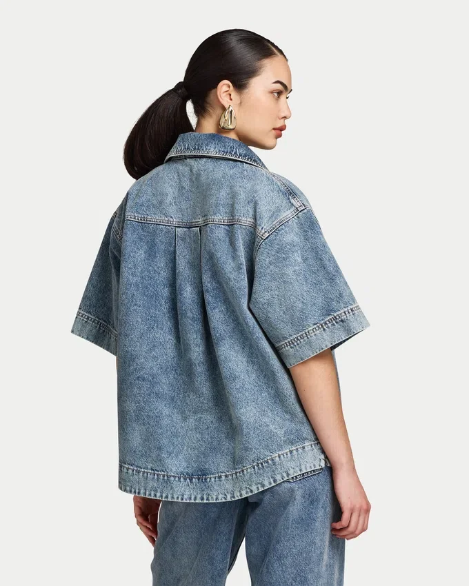 Camicia da donna in denim a pantaloncini con maniche corte Camicia da donna in denim a pantaloncini con maniche corte
