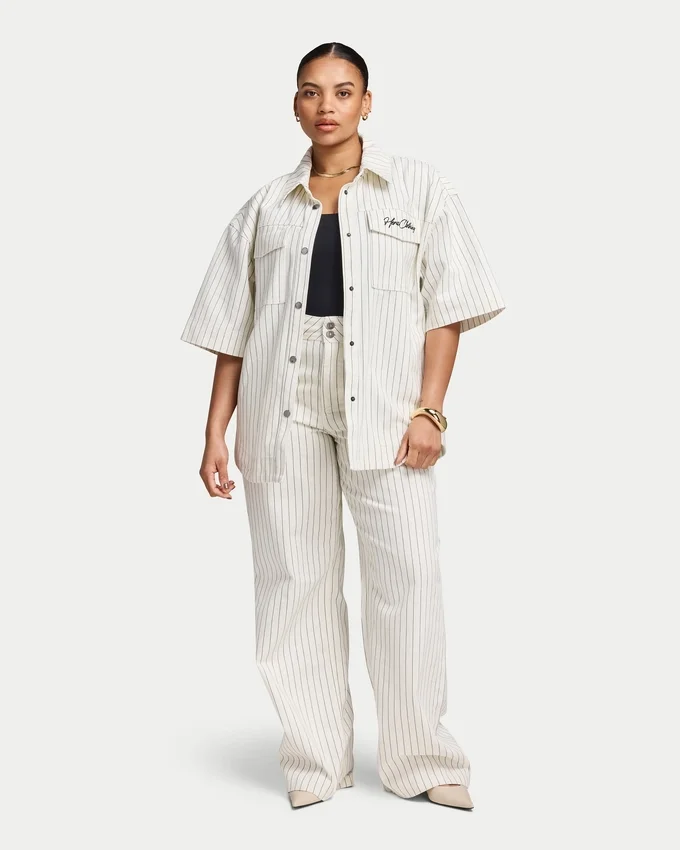 Camicia da donna in denim a pantaloncini con maniche corte Camicia da donna in denim a pantaloncini con maniche corte