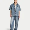 Camicia da donna in denim a pantaloncini con maniche corte Camicia da donna in denim a pantaloncini con maniche corte