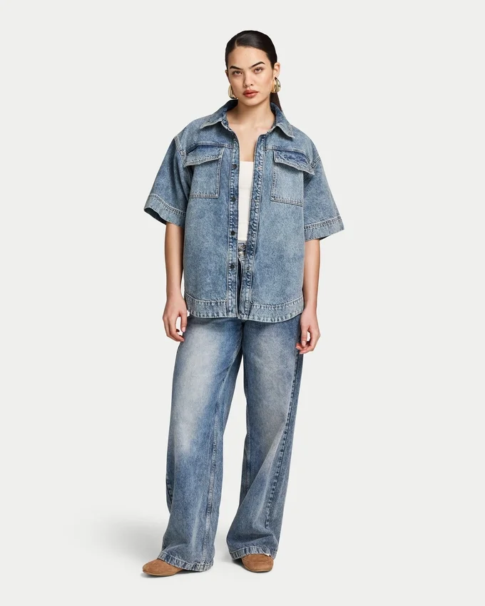 Camicia da donna in denim a pantaloncini con maniche corte Camicia da donna in denim a pantaloncini con maniche corte