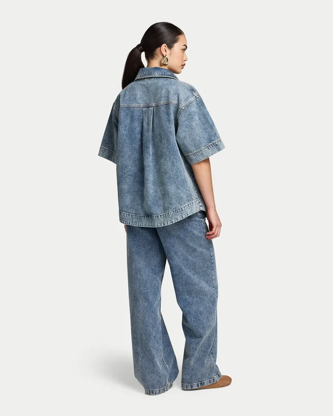 Camicia da donna in denim a pantaloncini con maniche corte Camicia da donna in denim a pantaloncini con maniche corte