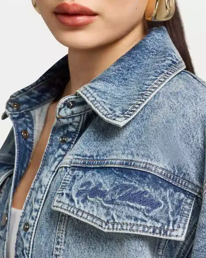 Camicia da donna in denim a pantaloncini con maniche corte Camicia da donna in denim a pantaloncini con maniche corte