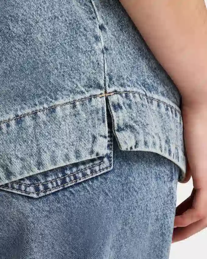 Camicia da donna in denim a pantaloncini con maniche corte Camicia da donna in denim a pantaloncini con maniche corte