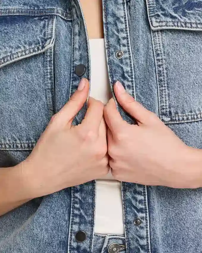 Camicia da donna in denim a pantaloncini con maniche corte Camicia da donna in denim a pantaloncini con maniche corte