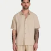 Camicia da uomo a maniche corte in lino con pantaloncini Camicia da uomo a maniche corte in lino con pantaloncini