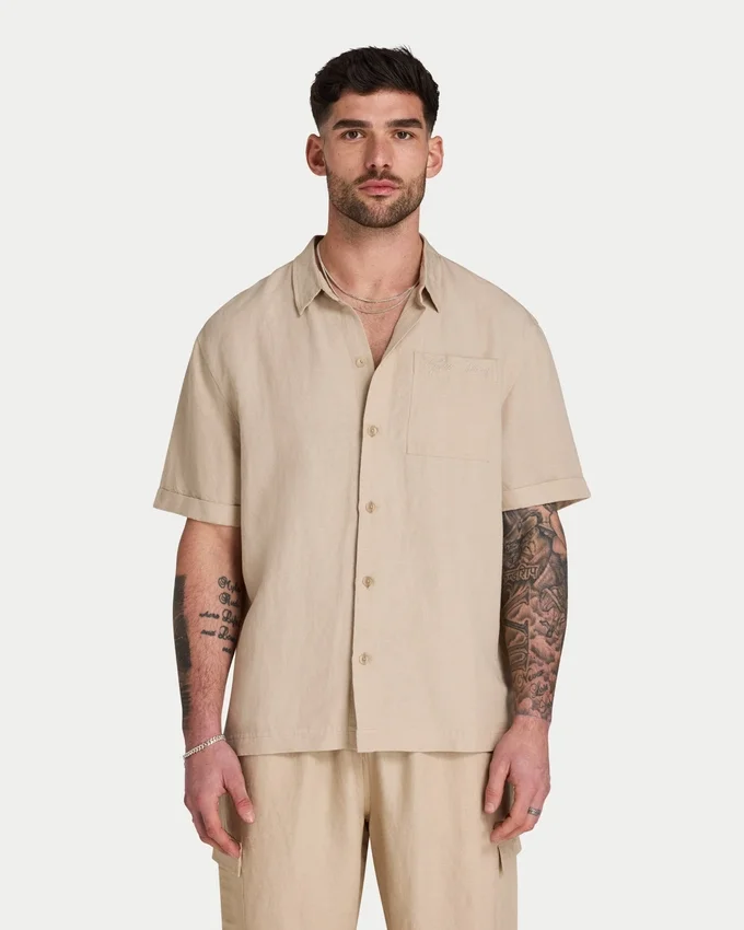 Camicia da uomo a maniche corte in lino con pantaloncini Camicia da uomo a maniche corte in lino con pantaloncini