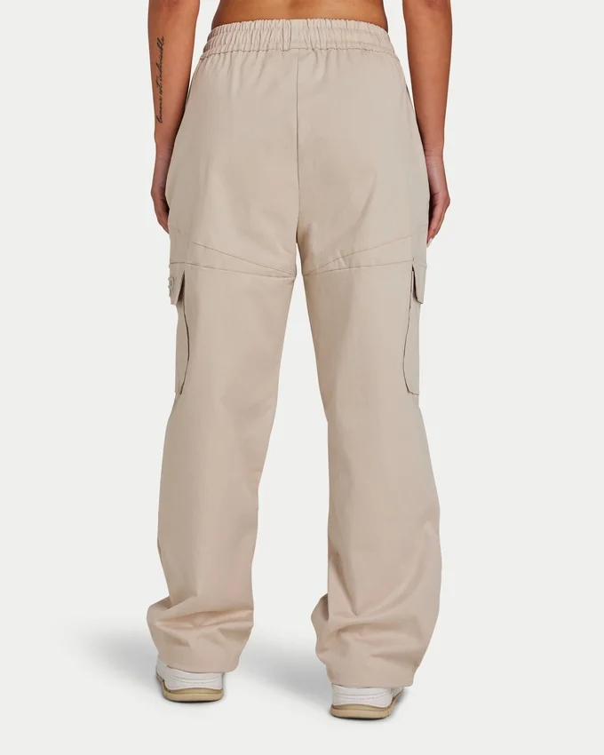 Pantaloni cargo da donna – color avena Pantaloni cargo da donna – color avena