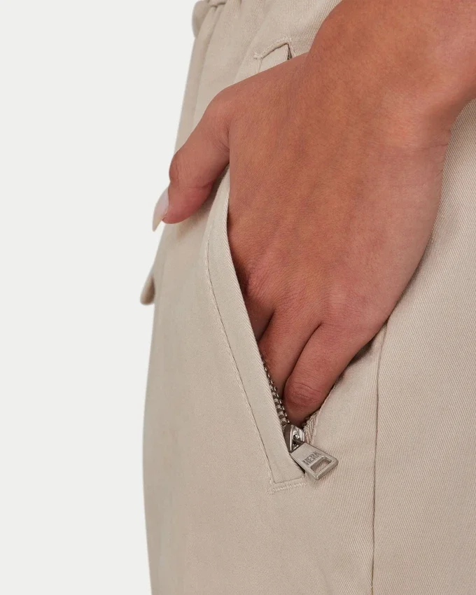 Pantaloni cargo da donna – color avena Pantaloni cargo da donna – color avena