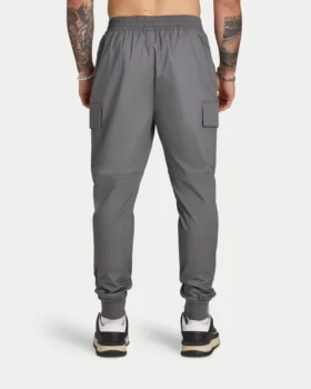 Pantaloni cargo da uomo dal taglio affusolato