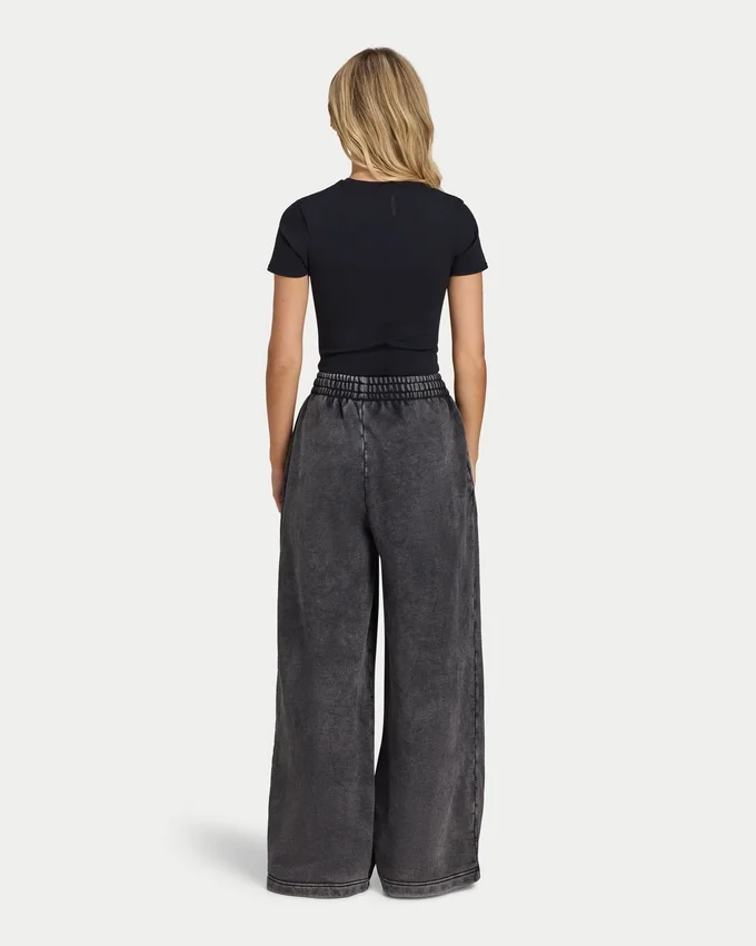 Pantaloni sportivi da donna a gamba larga della linea Collective Pantaloni sportivi da donna a gamba larga della linea Collective