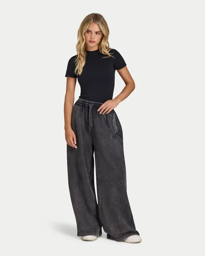 Pantaloni sportivi da donna a gamba larga della linea Collective Pantaloni sportivi da donna a gamba larga della linea Collective